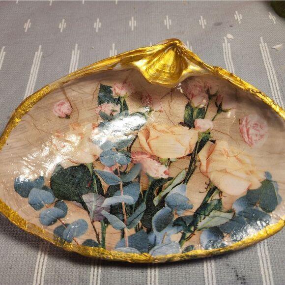 DECOUPAGE CLAM SHELL DECOUPAGE FLOWERS ON A CLAM SHELL TRINKET DISH - Picture 4 of 11